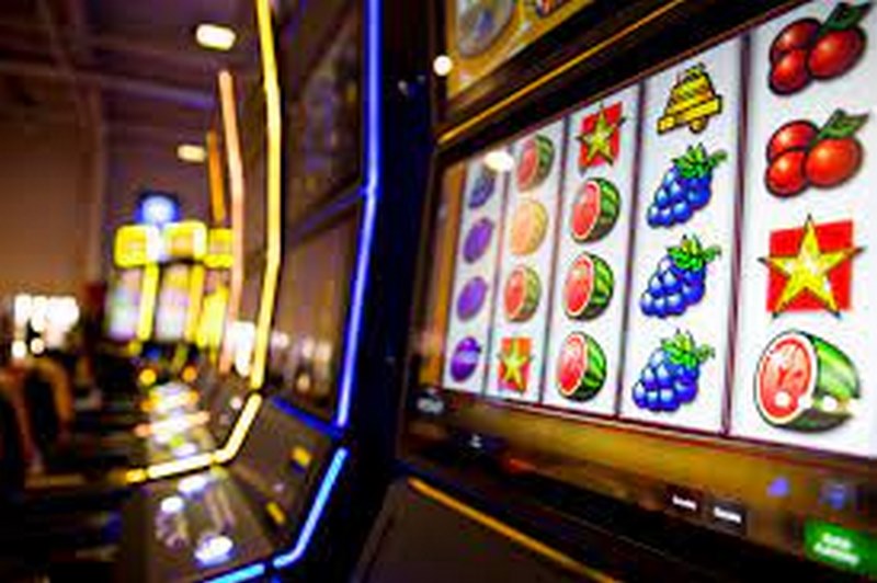 Máy đánh bạc hay còn gọi là Fruit Machines. Tiếng Anh thật ảo diệu.